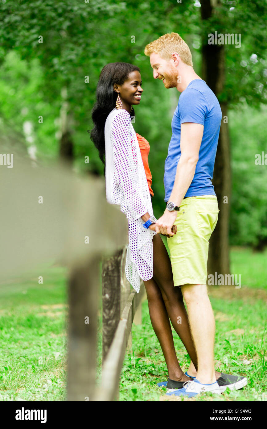 Ein glückliches Paar in Liebe verbringen einige Zeit zusammen im Freien in einem Park und romantisch Stockfoto