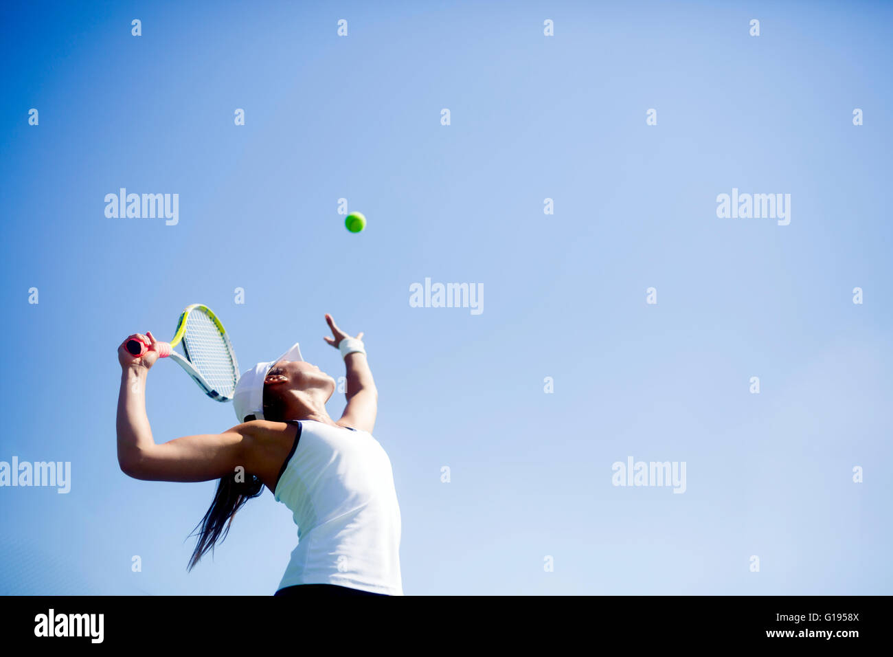Schöne Tennisspielerin, serviert im freien Stockfoto