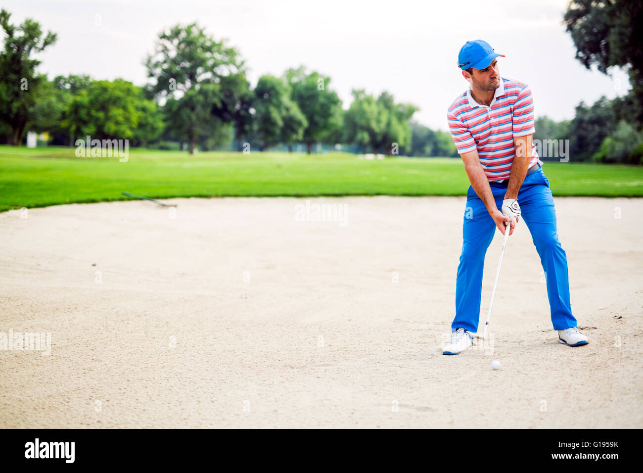 Golfer, die unter einem Bunker geschossen mit dem Ball im sand Stockfotografie Alamy