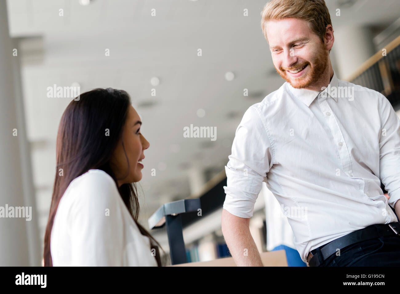 Eine Gruppe von Wissenschaftlern in der Bibliothek studieren und unterhalten sich in eine positive Stimmung Stockfoto