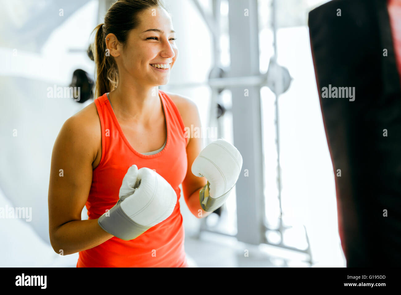 Junge Frau Boxen und training in einem Fitnessstudio Stockfoto