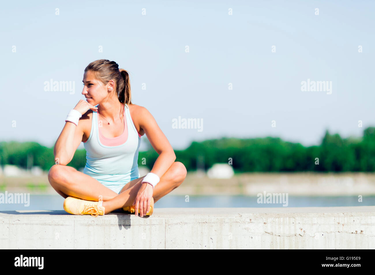 Junge Frau dehnen und entspannen in der Stadt vor dem Training Stockfoto