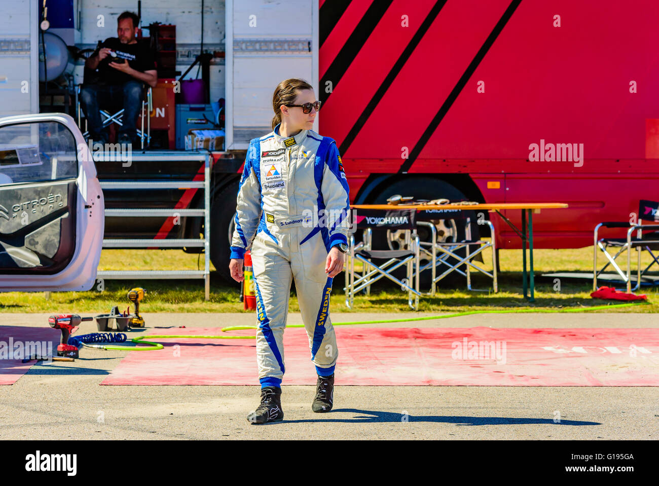 Emmaboda, Schweden - 7. Mai 2016: 41. Süd Schweden-Rallye in Service-Depot. Co-Pilot im Team (40) Sjolander, Sofie Lundmark. Ihr Stockfoto