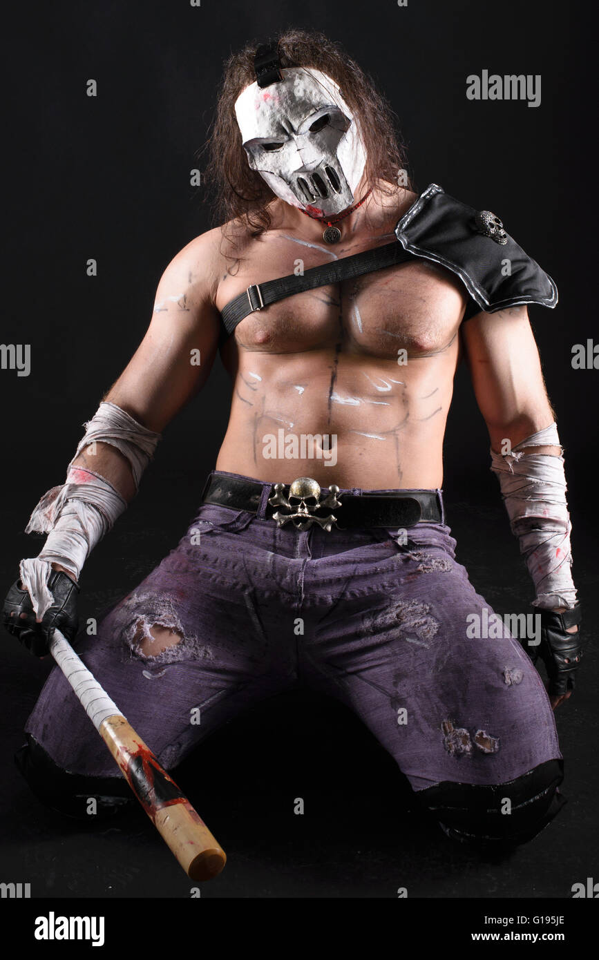 Kostümierte Helden als eine Straße Maniac mit einer Fledermaus. Casey Jones auf schwarzem Hintergrund. Stockfoto