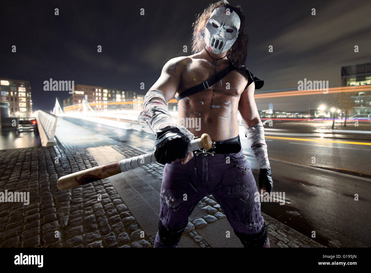 Kostümierte Helden als eine Straße Maniac mit einer Fledermaus. Casey Jones am Kopenhagener Straße. Kombiniertes Bild - Studioarbeit wurde hinzugefügt, um echte la Stockfoto