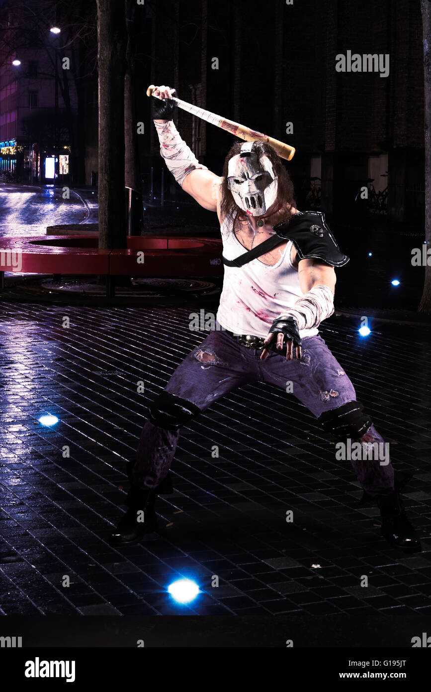 Kostümierte Helden als eine Straße Maniac mit einer Fledermaus. Casey Jones am Kopenhagener Straße. Kombiniertes Bild - Studioarbeit wurde hinzugefügt, um echte la Stockfoto