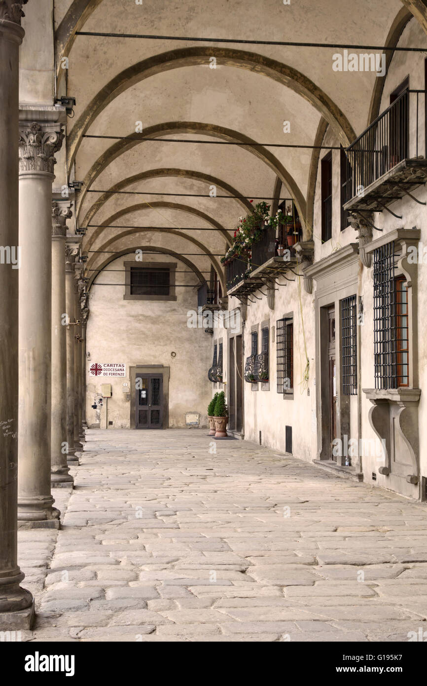 Piazza della Santissima Annunziata, Florenz, Italien. Die Loggia der Spedale Degli Innocenti, entworfen von Brunelleschi 1419 Stockfoto