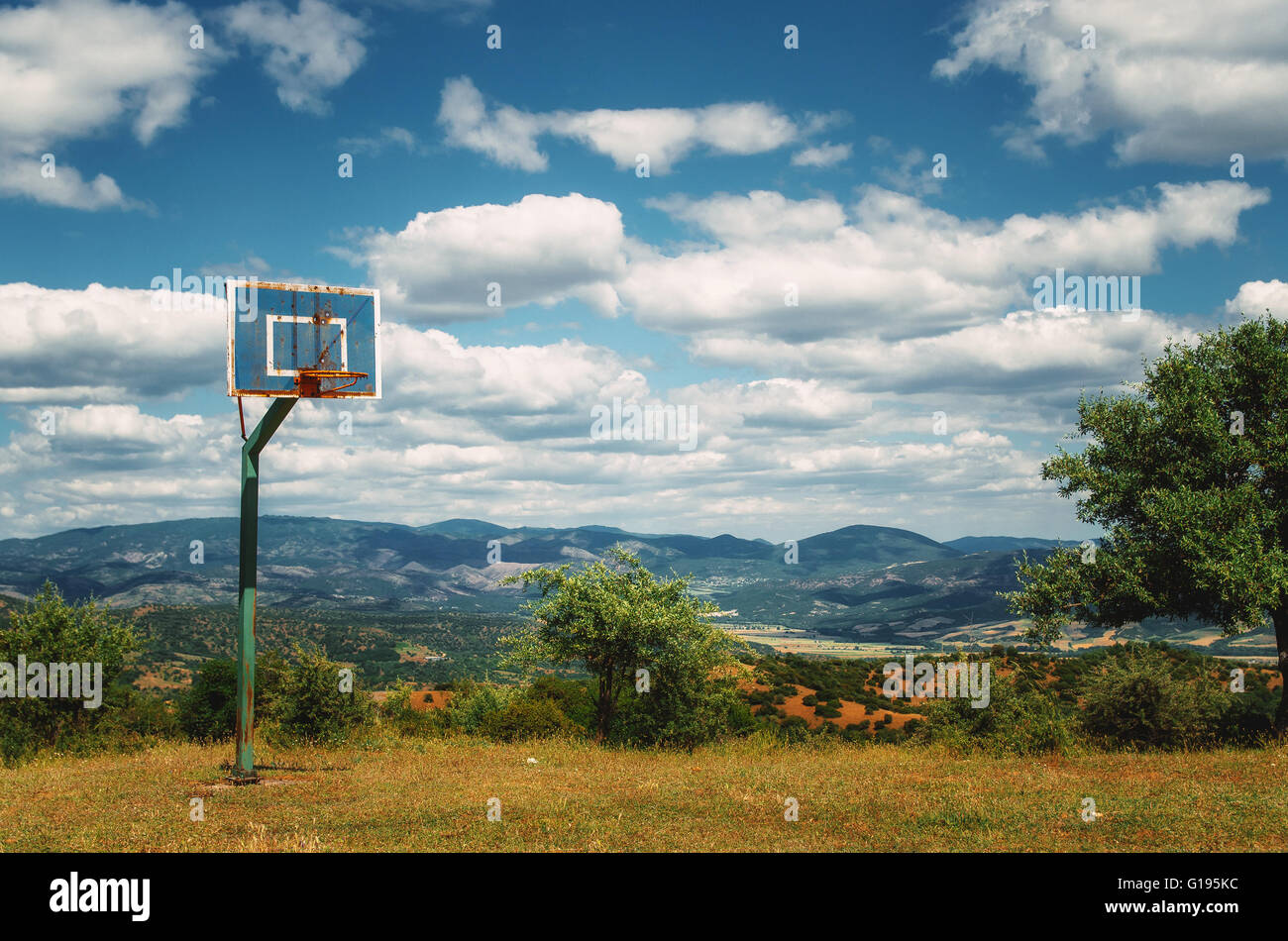 Basketball-Boden in das Kloster der Meteora mit der spektakulärsten Landschaft Blick auf das Tal von der griechischen Thessalien. Stockfoto