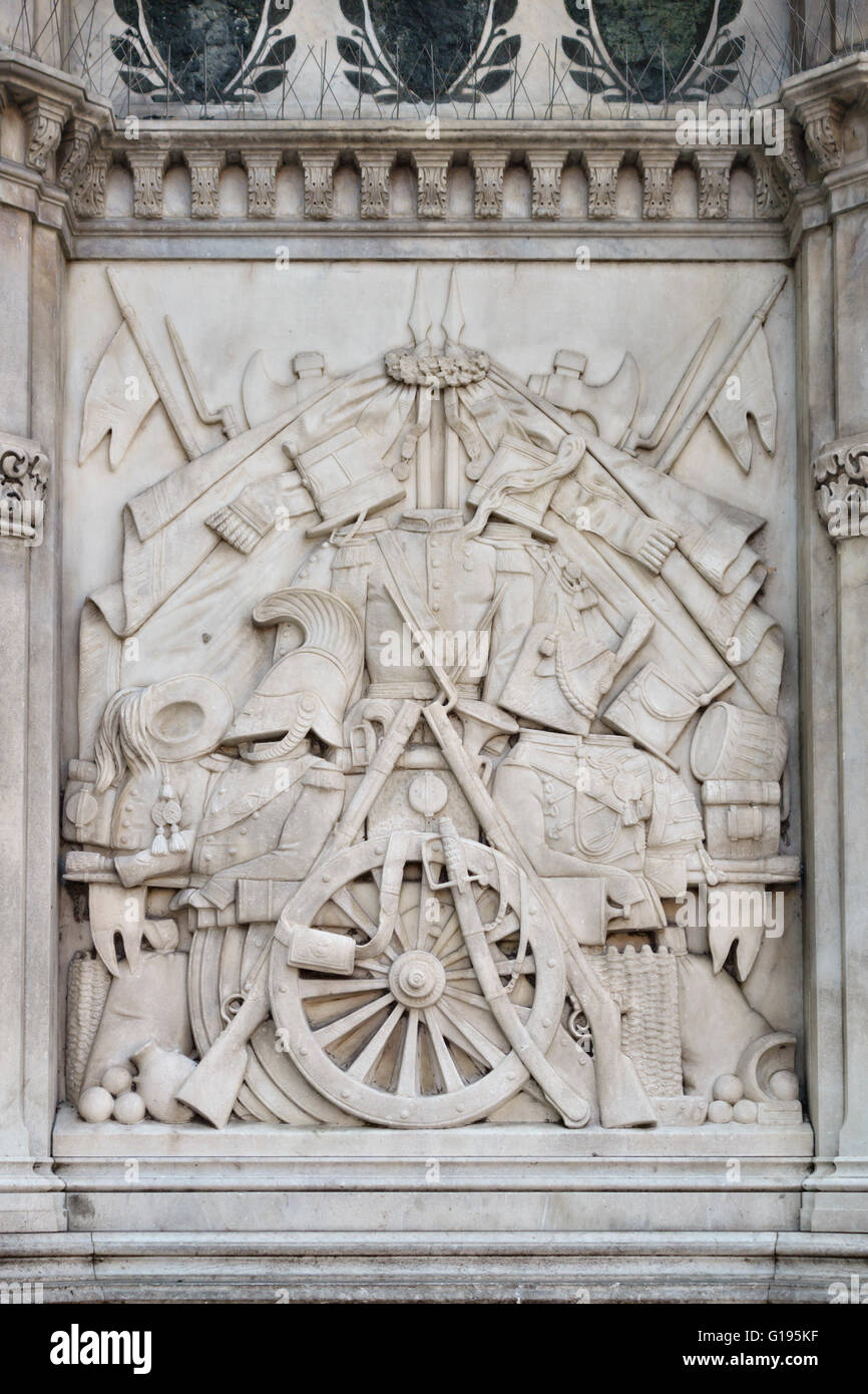 Florenz, Italien. Basrelief von 19c-Waffen auf eine Statue von General Manfredo Fanti, ein Held der italienischen Kriege von Unabhängigkeit Stockfoto