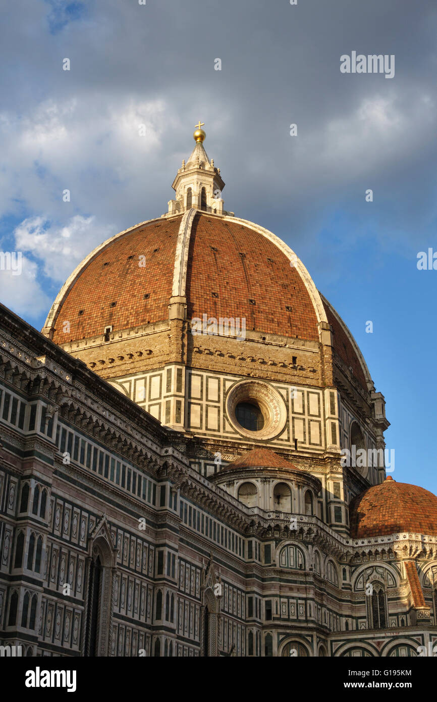 Florenz, Italien. Der Duomo (Kathedrale), begonnen im Jahre 1296. Die Kuppel von Brunelleschi entworfen wurde im Jahre 1436 abgeschlossen. Abendlicht Stockfoto