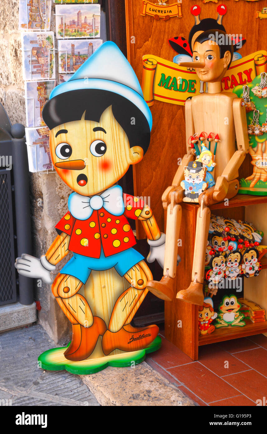 Pinocchio-Kolben in einem Souvenirladen in San Gimignano, Toskana, Italien Stockfoto