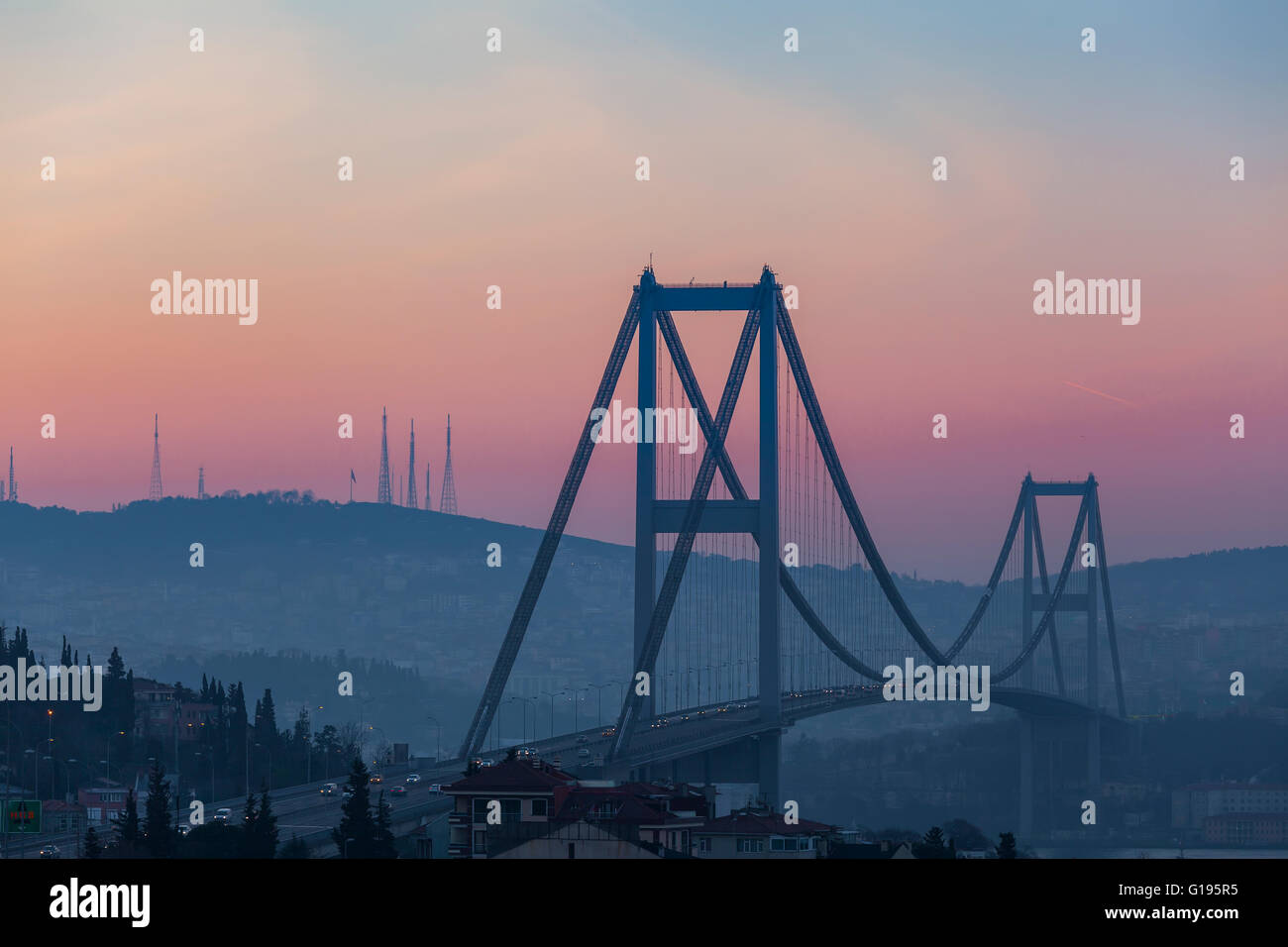 Bosporus-Brücke in der Morgendämmerung Stockfoto