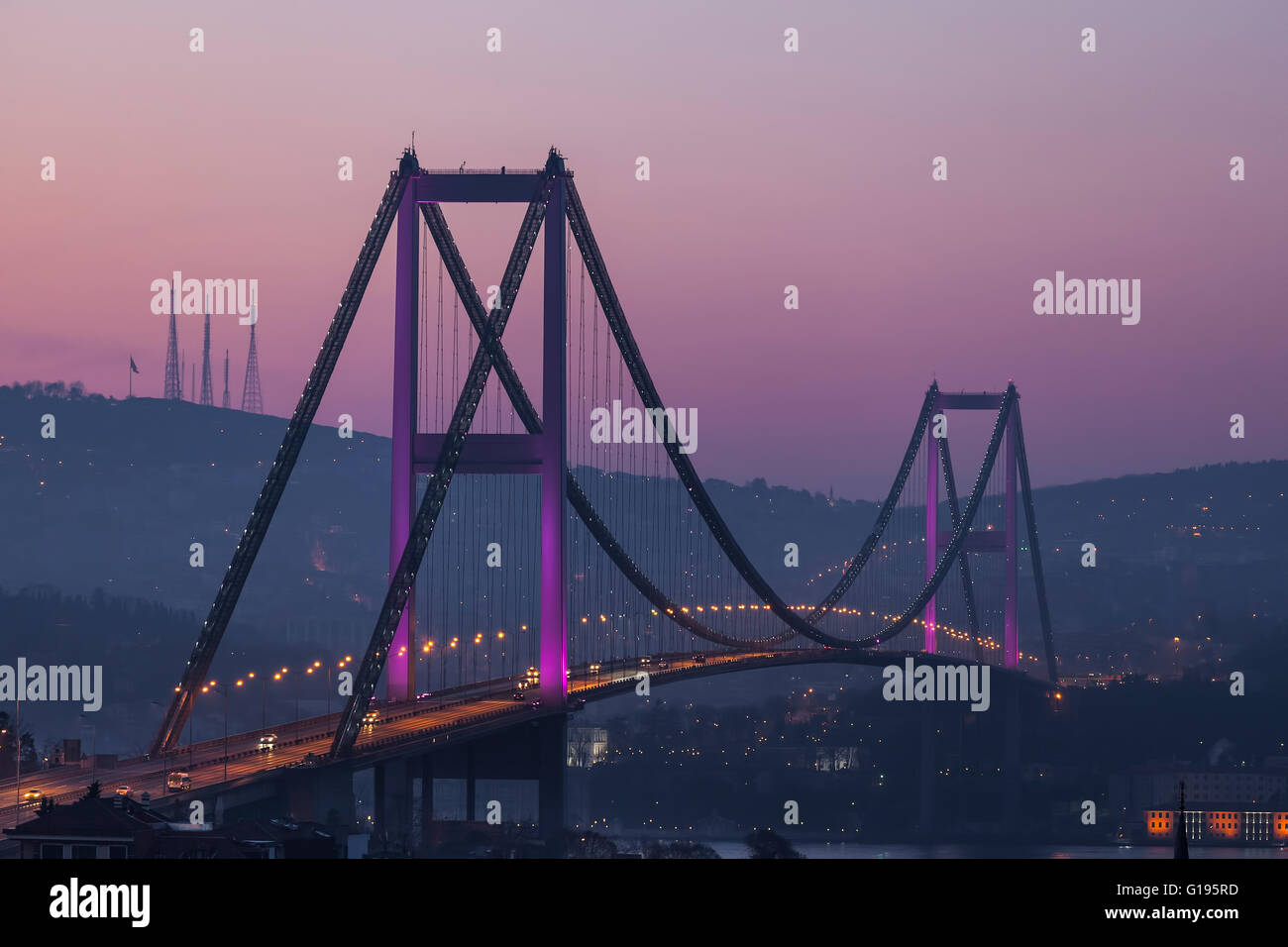 Bosporus-Brücke und Verkehr in der Nacht Stockfoto