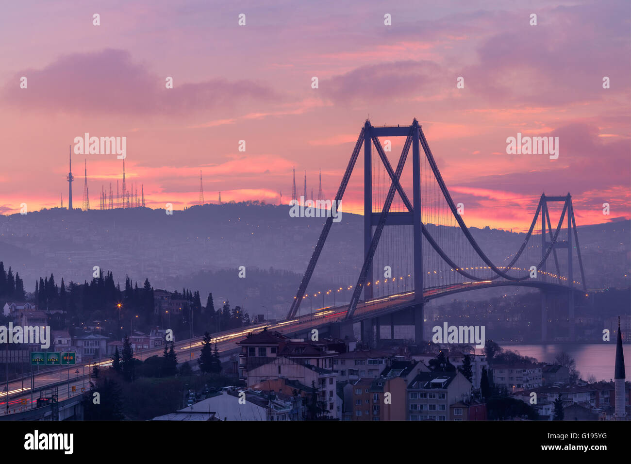 Bosporus-Brücke und Verkehr im Morgengrauen Stockfoto