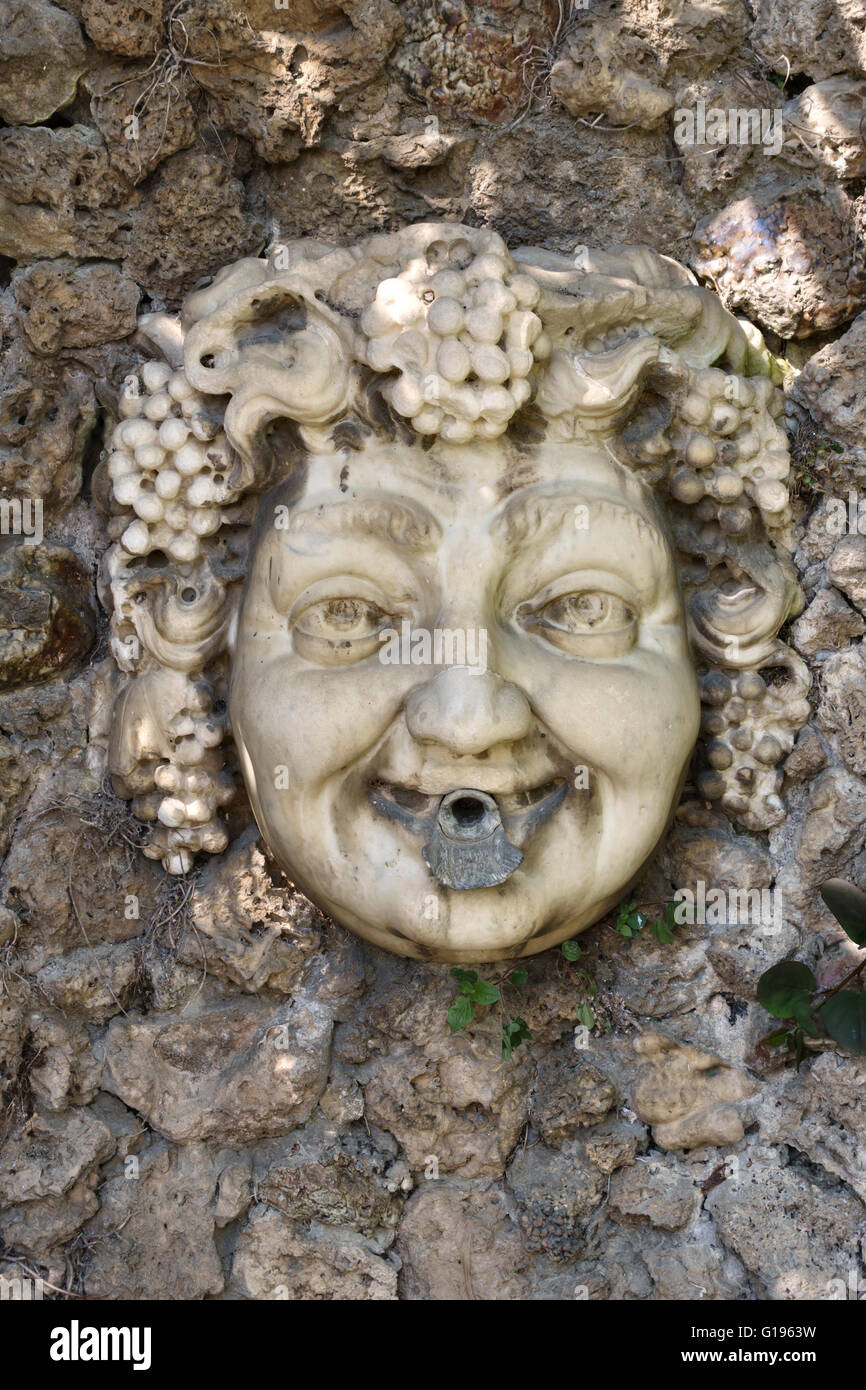 In der Nähe von Florenz, Italien. 16. Jahrhundert Medici Villa della Petraia (La Petraia). Eine groteske Brunnen-Maske in einem Garten Grotte Stockfoto