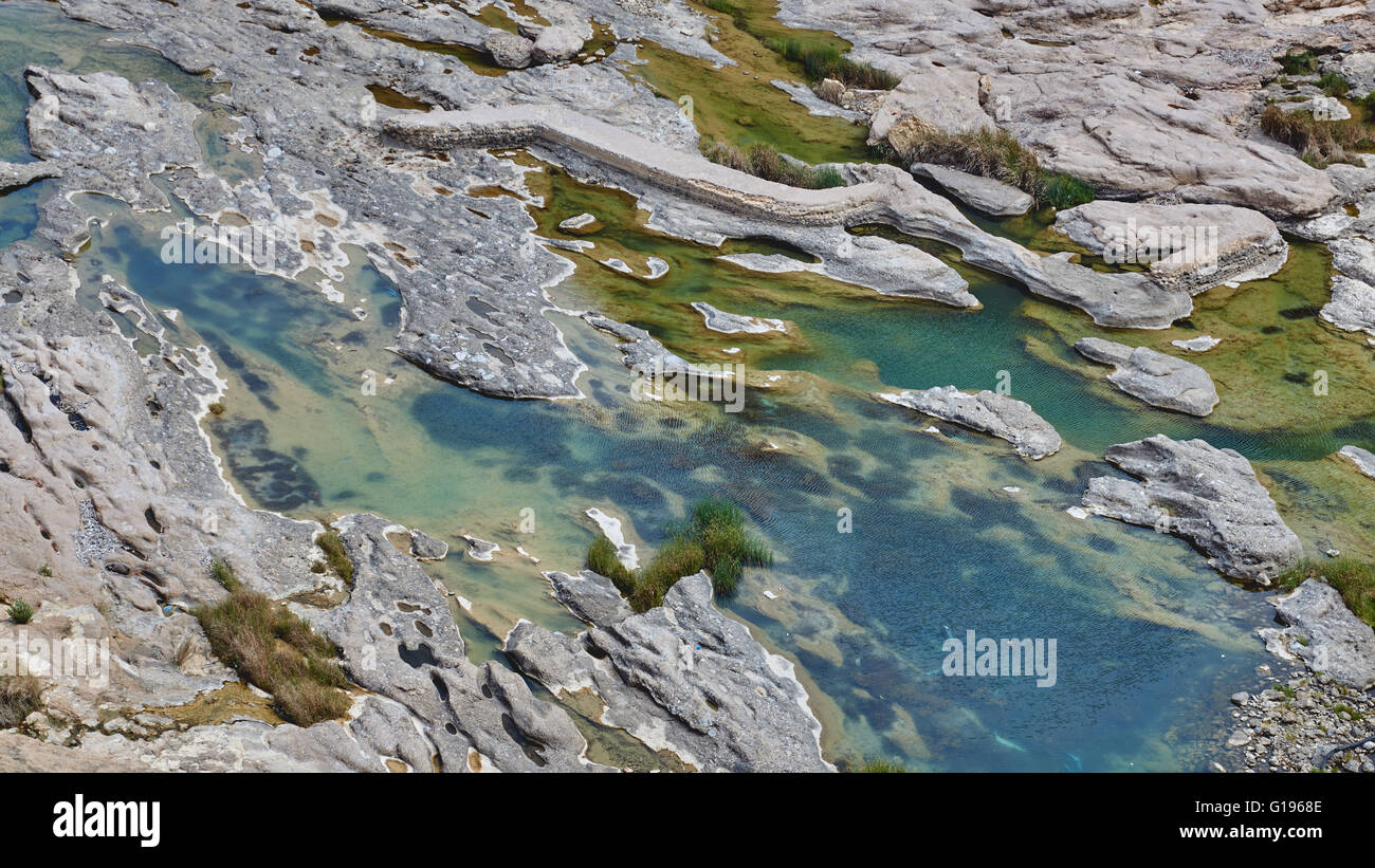 Smaragd grünen Pools von Wasser in den Taschen der erodierten Felsformationen Stockfoto