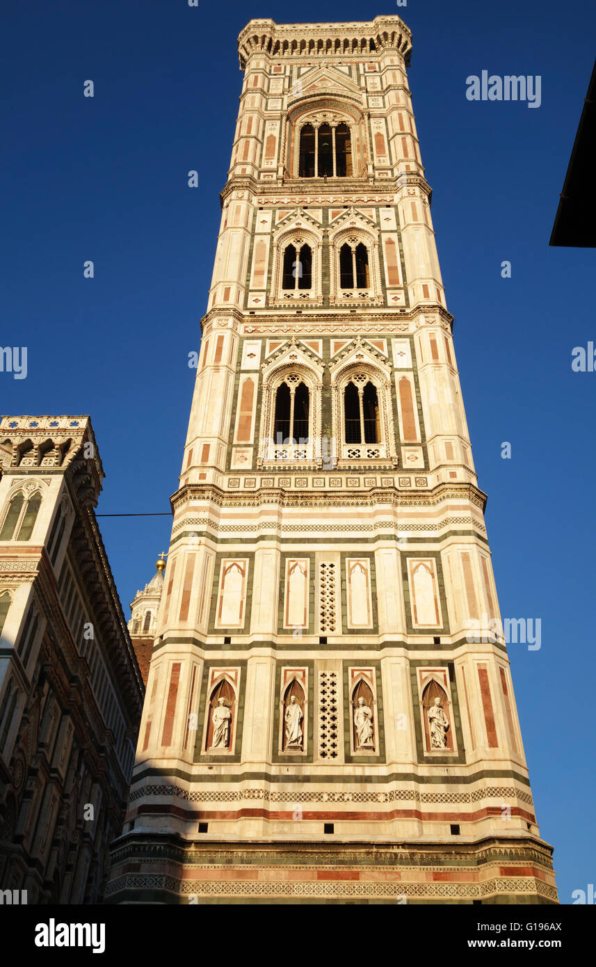 Florenz, Italien. Der Campanile (Glockenturm), von Giotto entworfen und gebaut zwischen 1334 und 1359, im Abendlicht Stockfoto