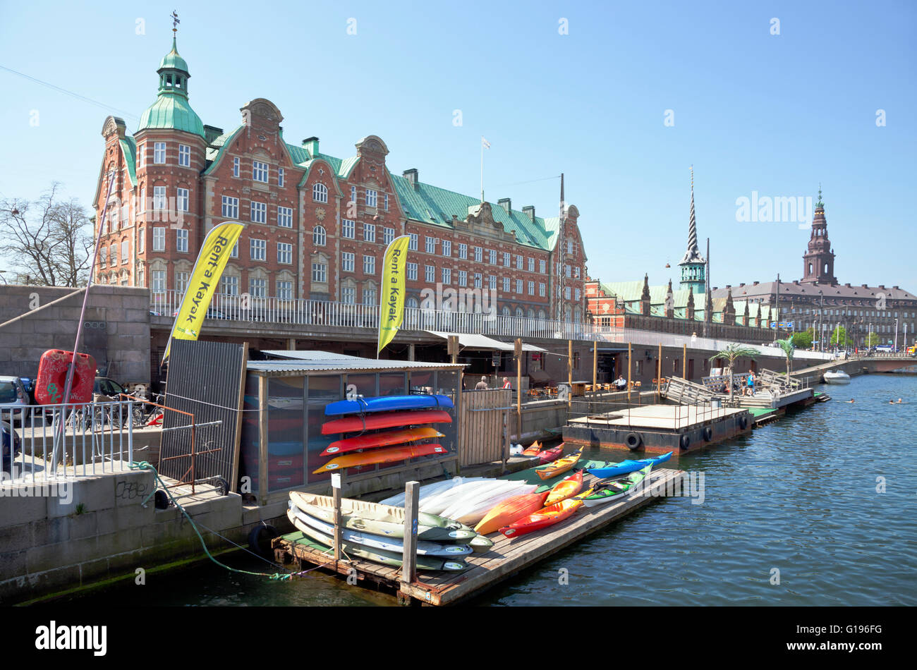 Kajak Republik im inneren Hafen im Zentrum von Kopenhagen, Verleih von Kajaks und Wasserseite Café und Bar mit schwebenden Strand und Canal Tours in Kajaks. Stockfoto