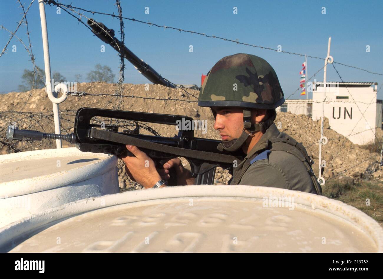 Französischer Soldat steuern einen Checkpoint während ein "Friedenssicherung" NATO-Manövers im Friaul - Militare Francese Förderkreise UN-Checkpoint Durante Esercitazione NATO di "Friedenssicherung" im Friaul Stockfoto