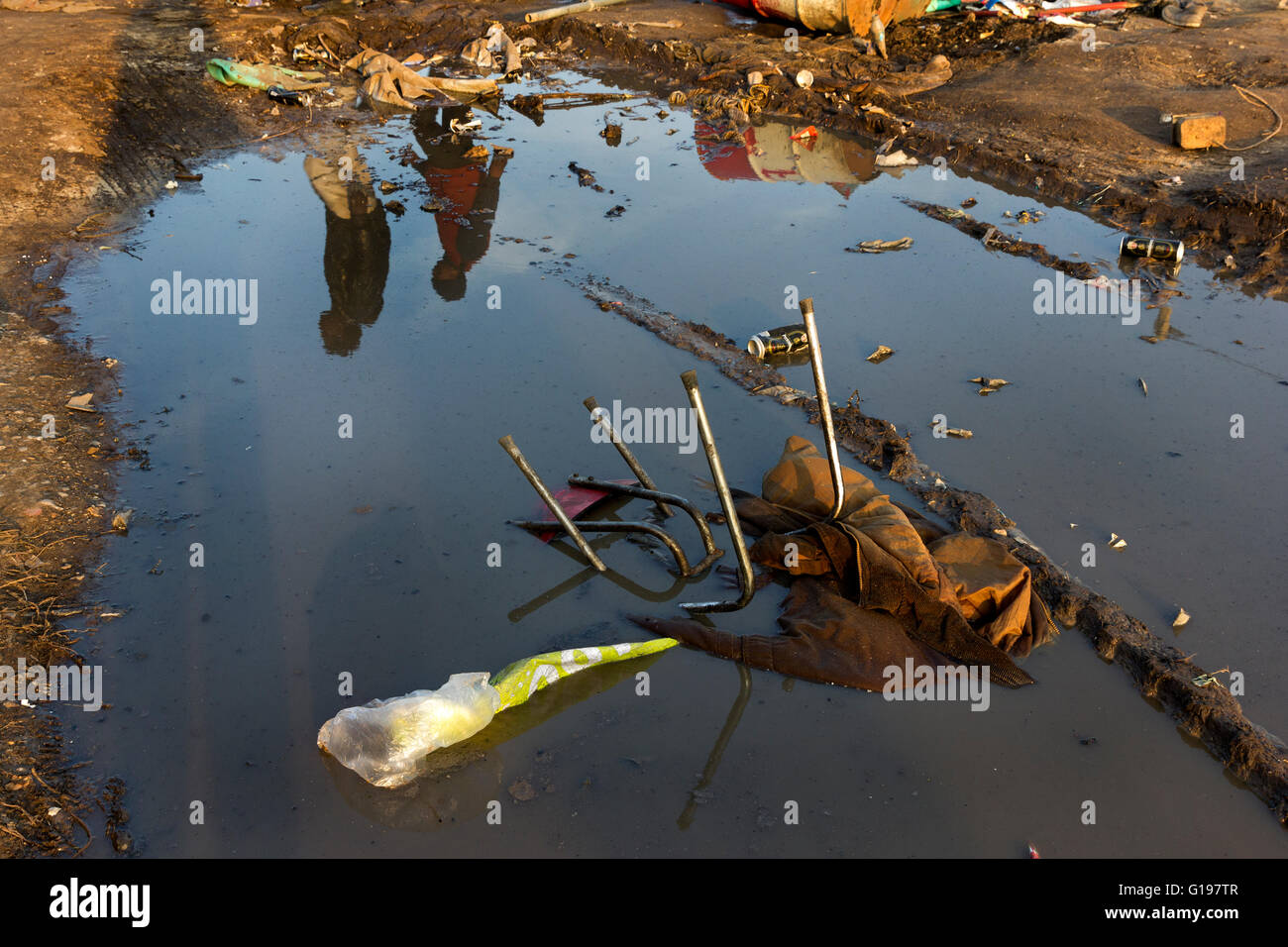 Reflexion. Der Dschungel Flüchtling & Migrant Camp, Calais, Nordfrankreich Stockfoto