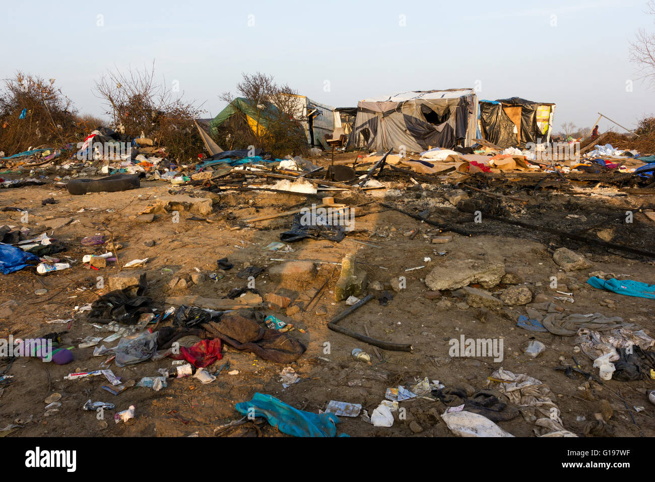 Brandschäden Sie, Ergebnisse der 1. Räumung. Der Dschungel Flüchtling & Migrant Camp, Calais, Nordfrankreich Stockfoto