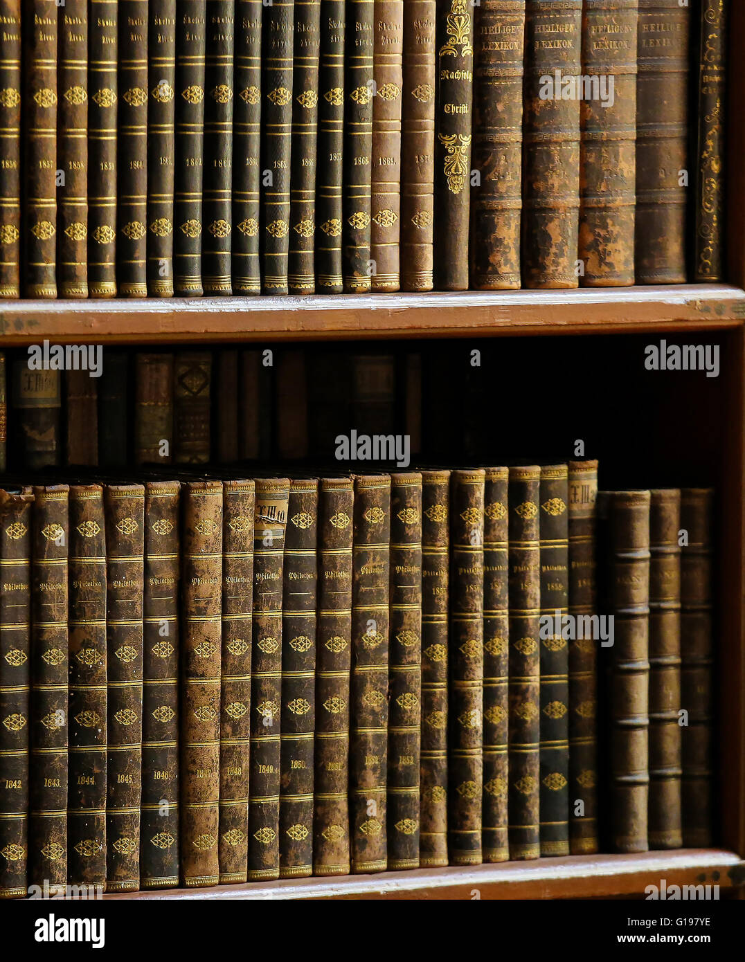 Antiquarische Bücher in der Bibliothek von Prag, Tschechien. Stockfoto