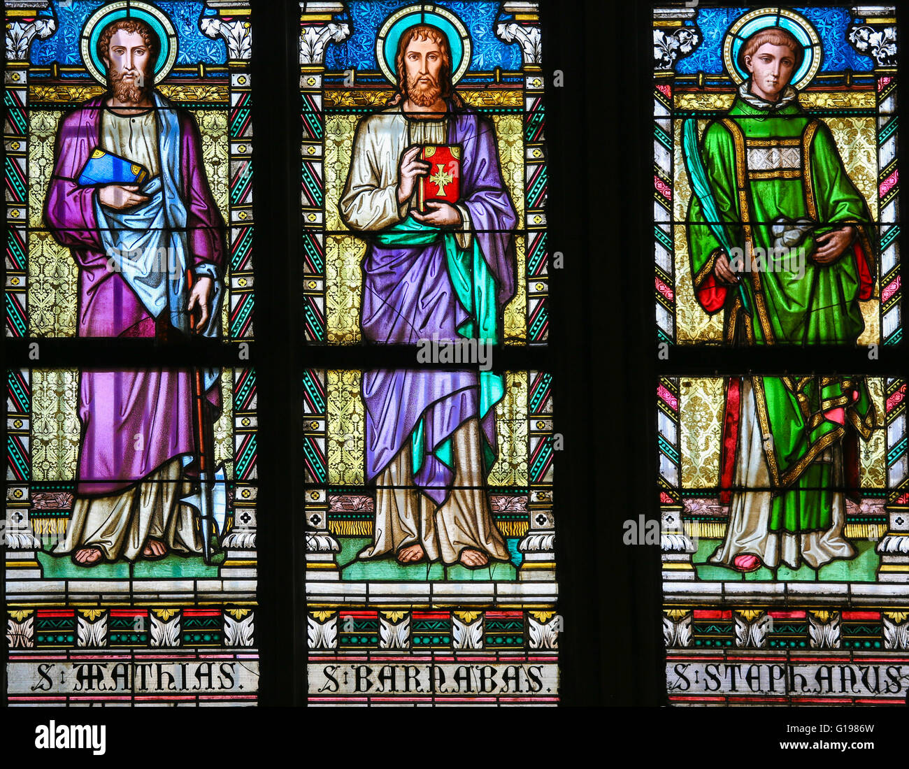 Glasfenster in St. Vitus Cathedral, Prag, Darstellung St. Mathias, St. Barnabas und St. Stephan Stockfoto