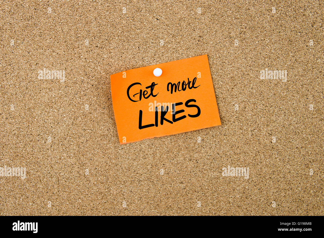 Erhalten Sie mehr mag geschrieben am orange Papier-Schuldbrief angeheftet auf Pinnwand mit weißen Reißzwecken textfreiraum verfügbar Stockfoto