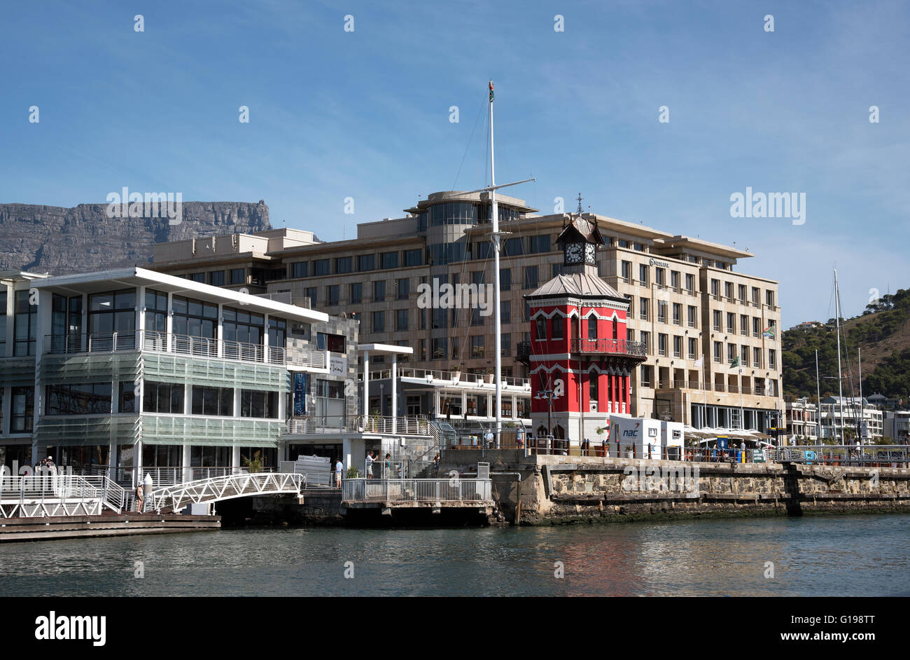 KAPSTADT IN SÜDAFRIKA.  Die V & A Waterfront Clocktower, Mandela Gateway Gebäude und Nedbank Büros Stockfoto