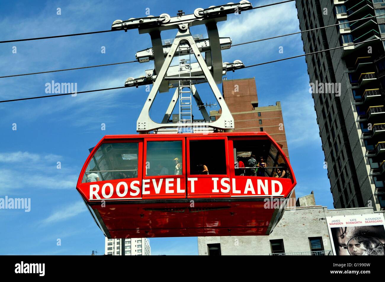 New York City: Roosevelt Island Tram vom schweren Stahlseile auf dem Weg nach Manhattan suspendiert Stockfoto