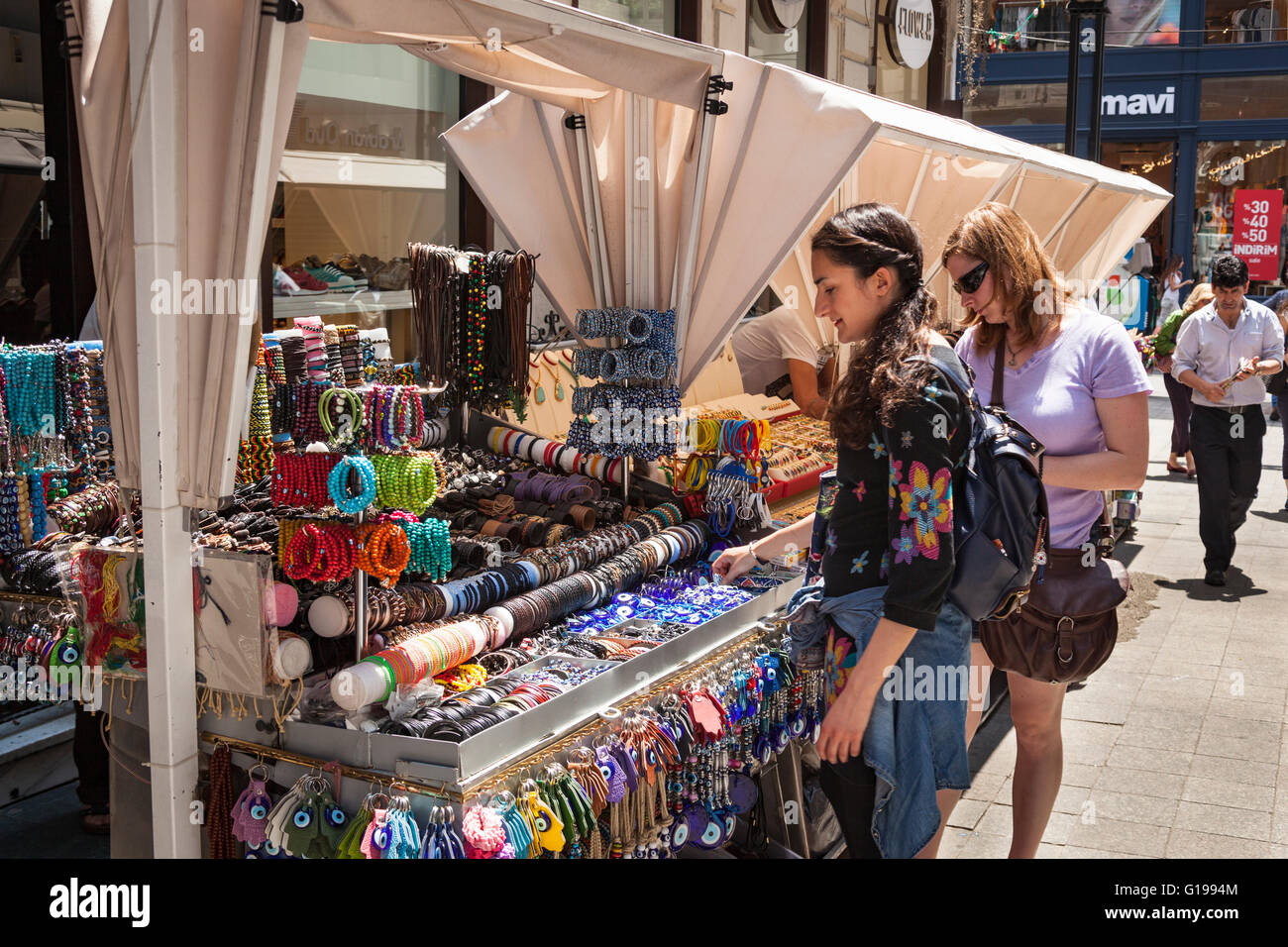 Touristen stehen neben einem Marktstand, Istanbul, Türkei Stockfoto