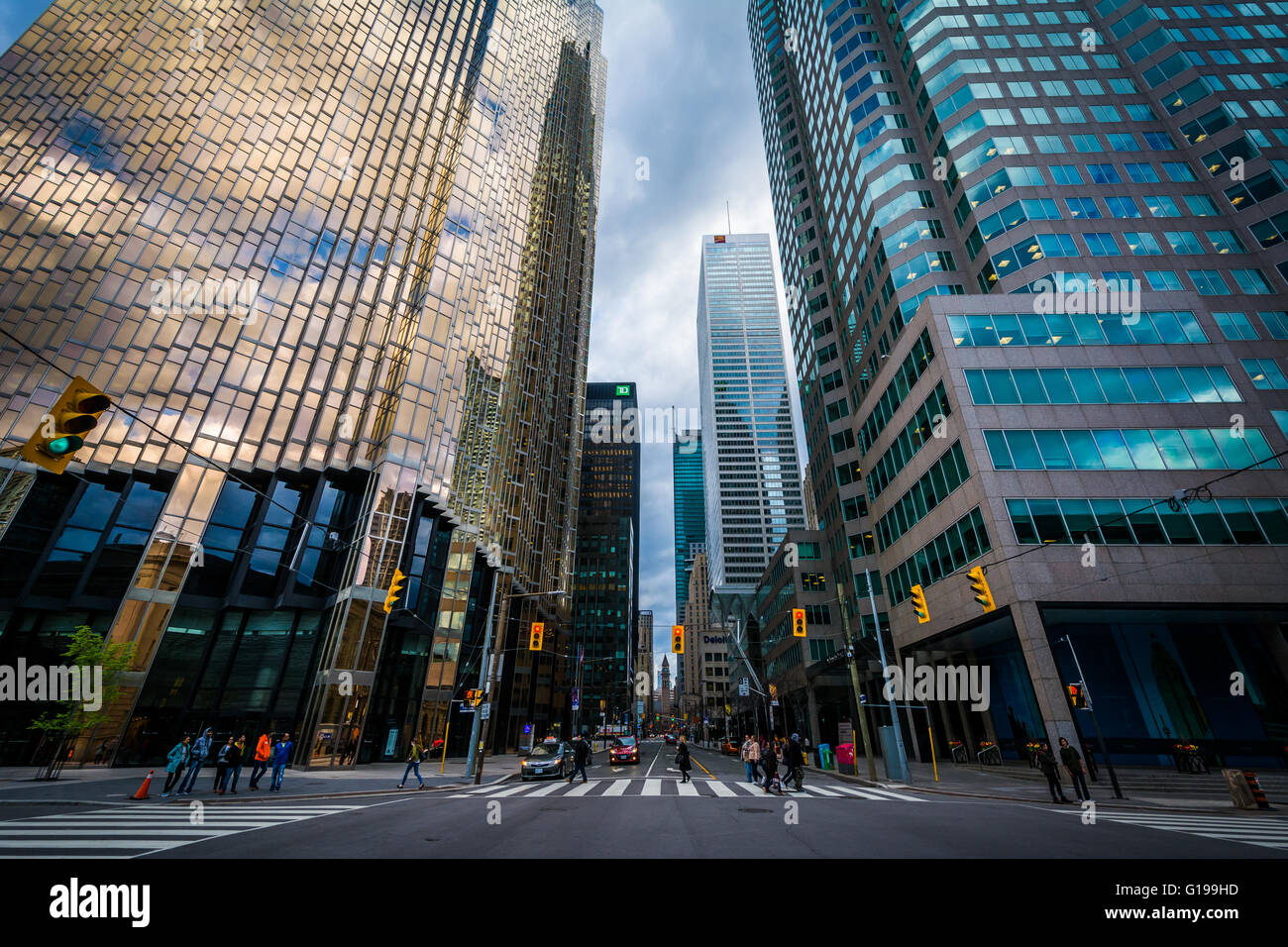 Eine Kreuzung und moderne Wolkenkratzer in der Innenstadt von Toronto, Ontario. Stockfoto