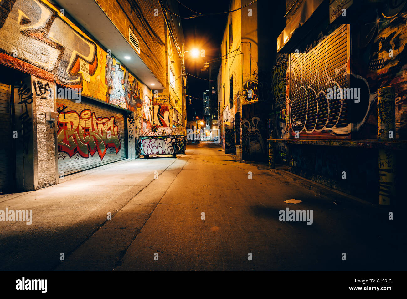 Graffiti-Gasse in der Nacht, in der Fashion District von Toronto, Ontario. Stockfoto