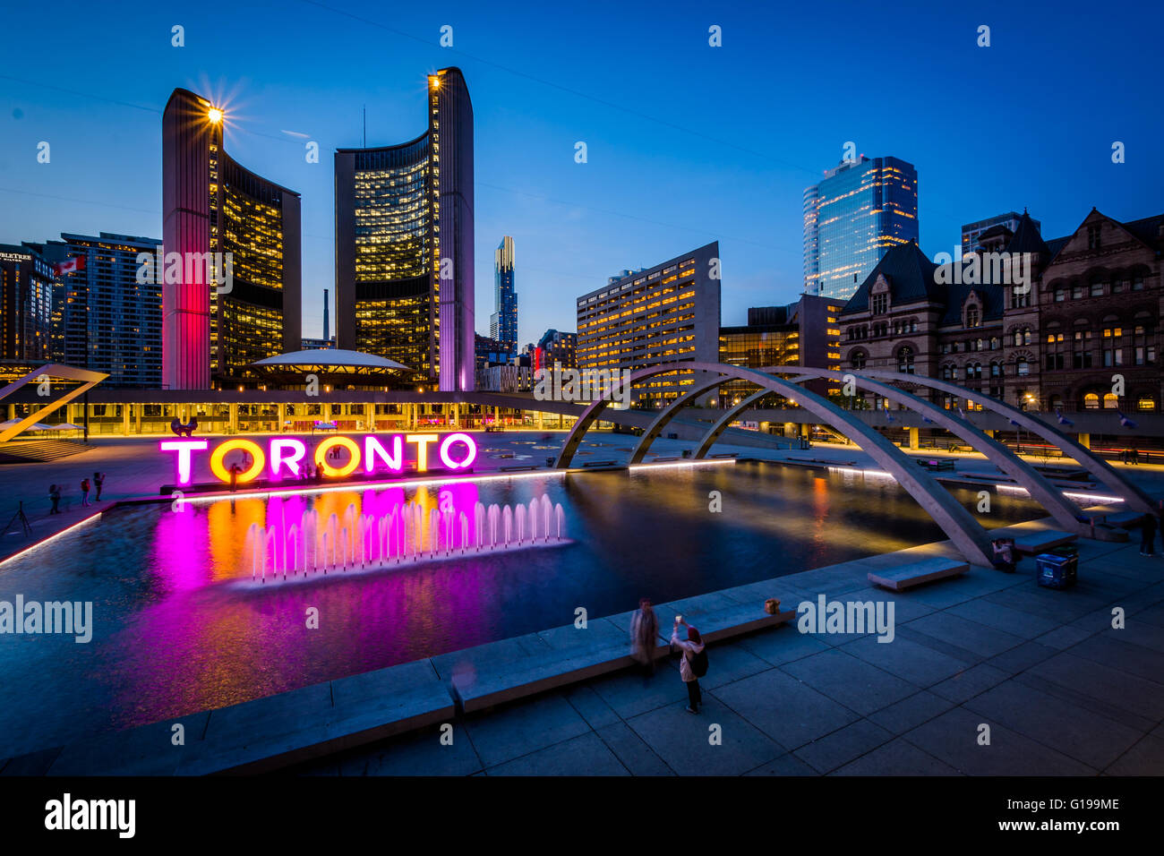 Blick auf Nathan Phillips Square und Toronto Zeichen in der Innenstadt in der Dämmerung, in Toronto, Ontario. Stockfoto