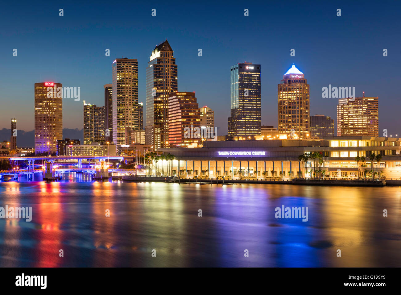 Dämmerung über der Skyline von Tampa, Florida, USA Stockfoto