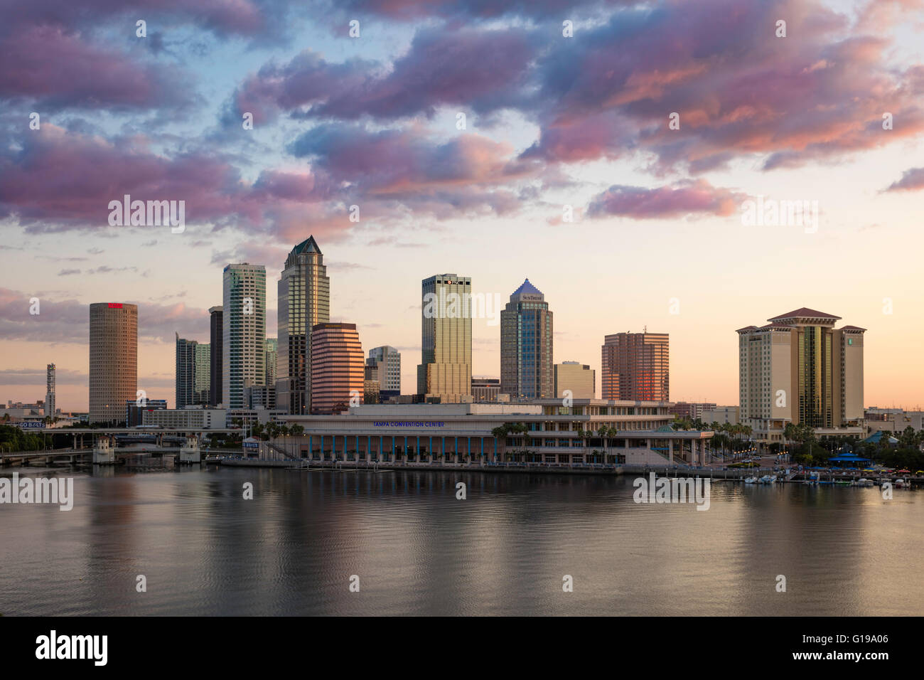 Kurz vor der Dämmerung über der Skyline von Tampa, Florida, USA Stockfoto