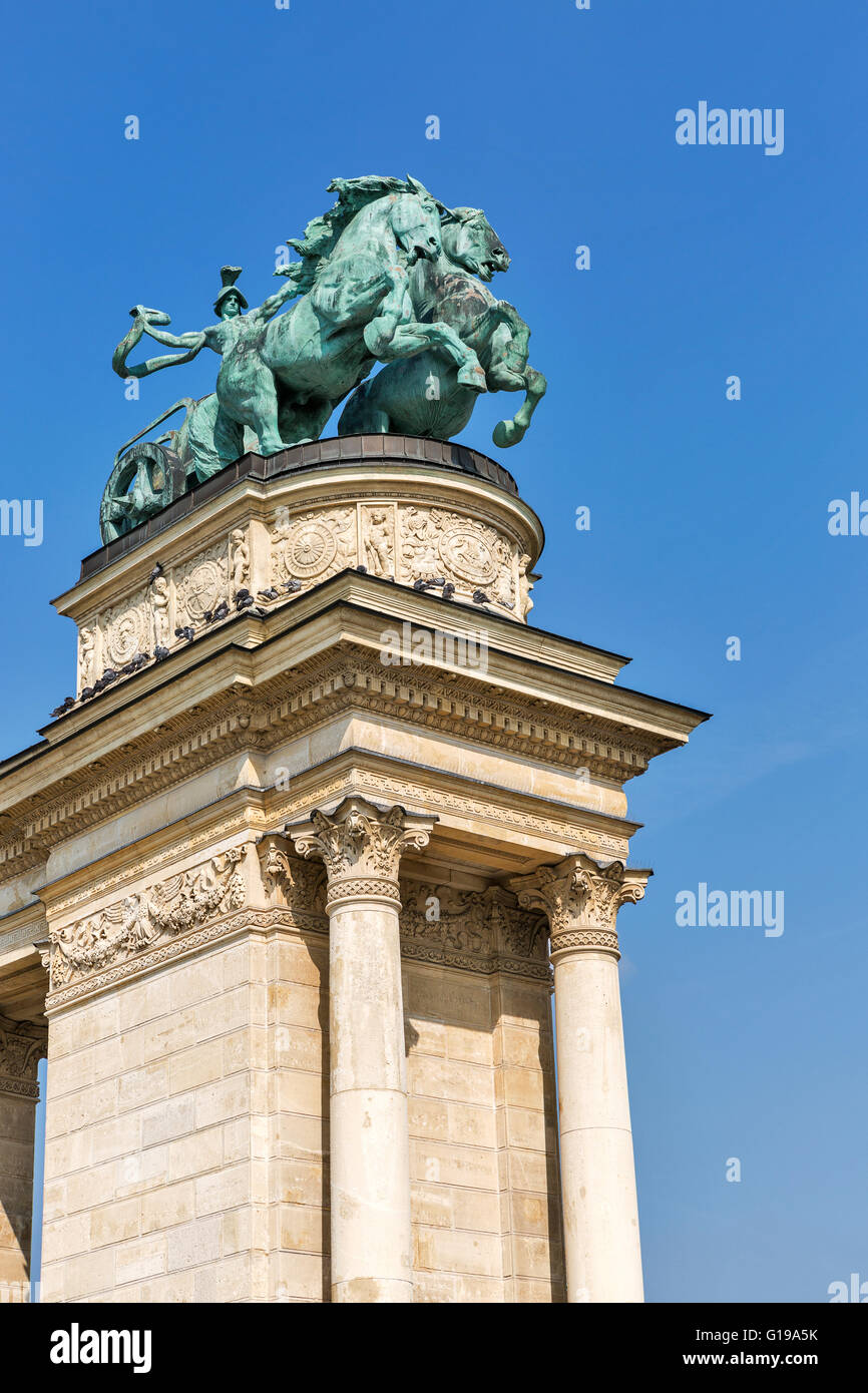 Skulptur von Chariot des Krieges am Heroes Square Denkmal in Budapest, Ungarn Stockfoto