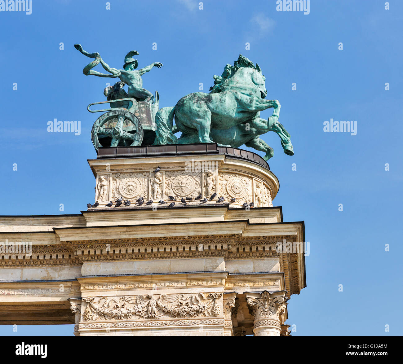 Skulptur von Chariot des Krieges am Heroes Square Denkmal in Budapest, Ungarn Stockfoto