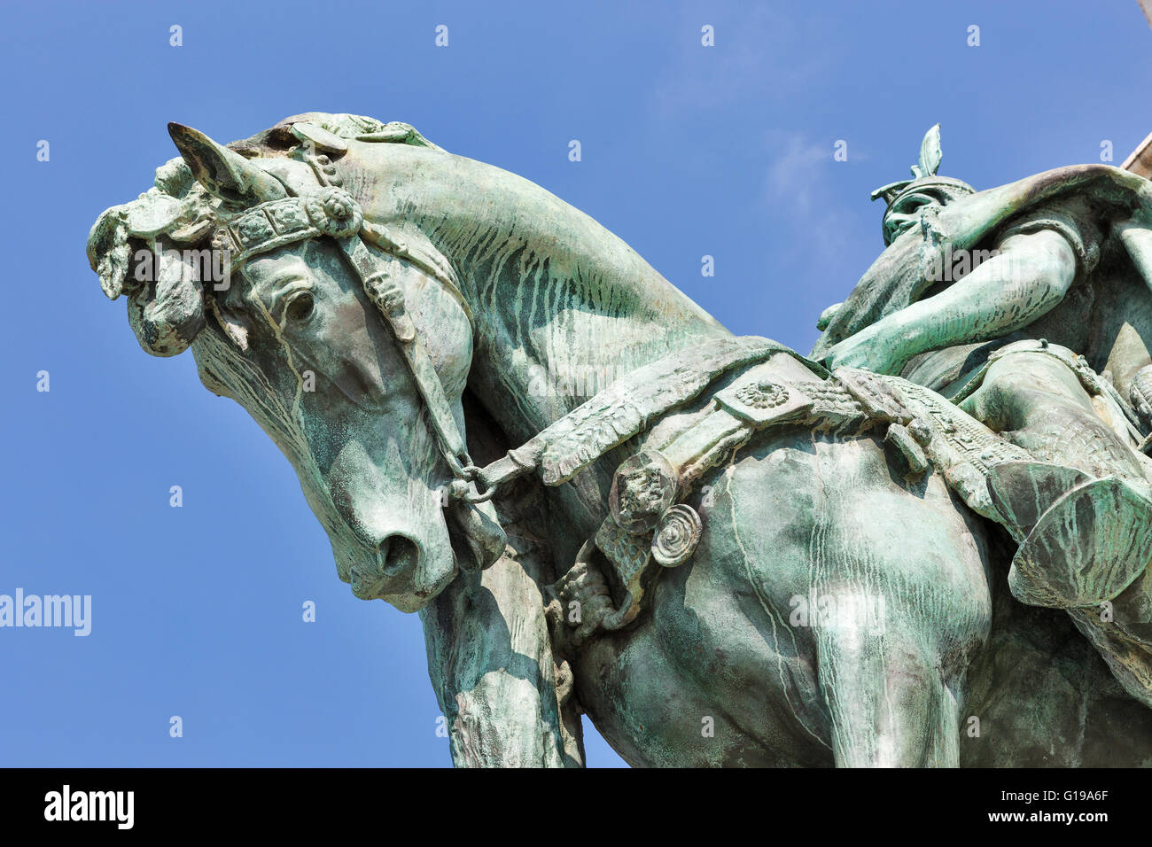 Eines der sieben Häuptlinge Statuen der Magyaren auf dem Millennium Denkmal, Heldenplatz in Budapest, Ungarn. Stockfoto