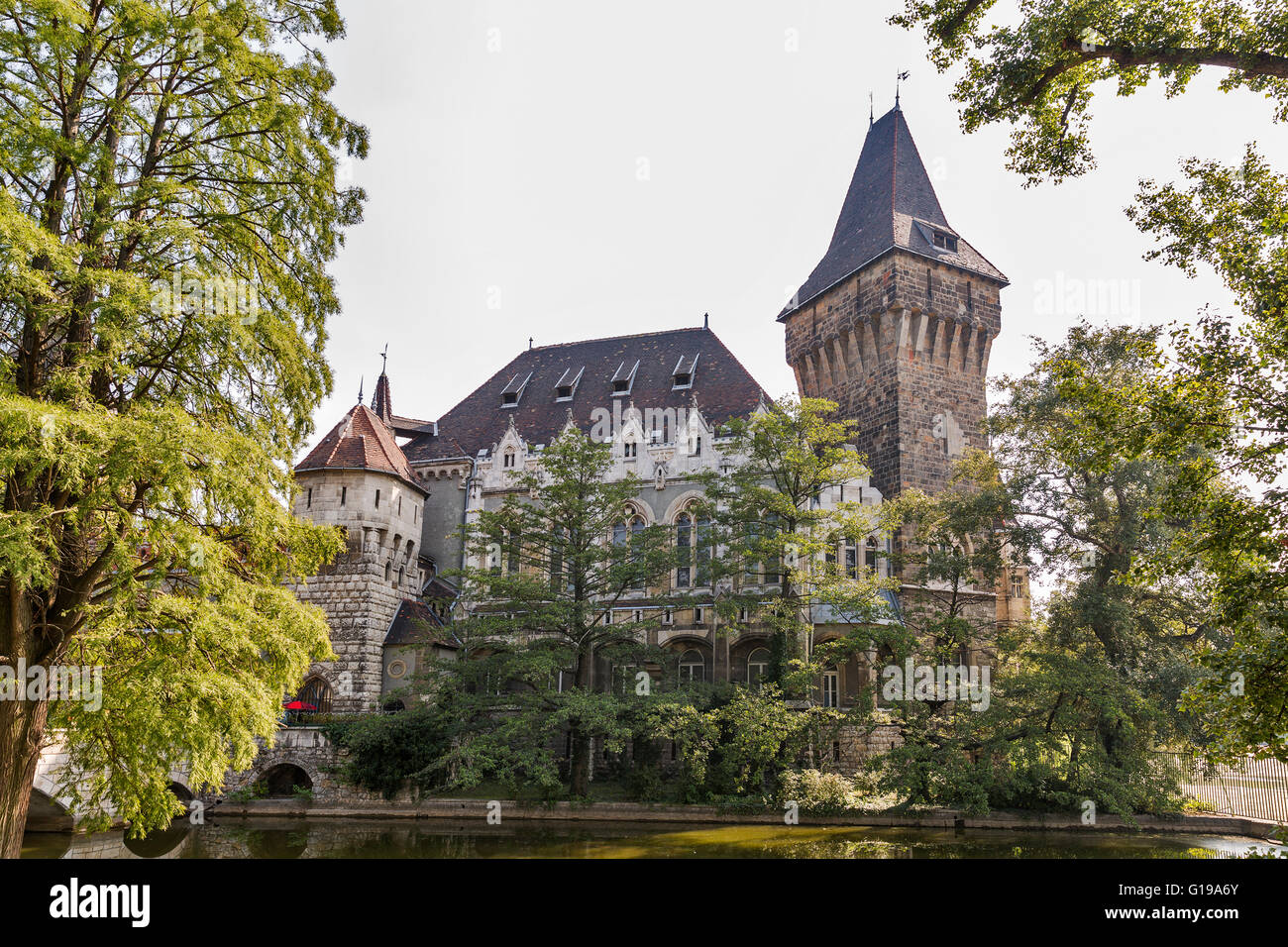 Vajdahunyad-Burg in der Stadt Park in Budapest, Ungarn. Es soll in verschiedenen Stilrichtungen: Romanik, Gotik, Renaissance einer Stockfoto