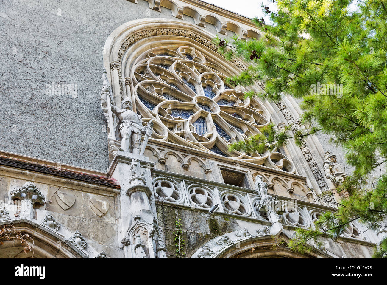 Burg Vajdahunyad in Budapest, Ungarn. Schöne Glasfenster. Stockfoto