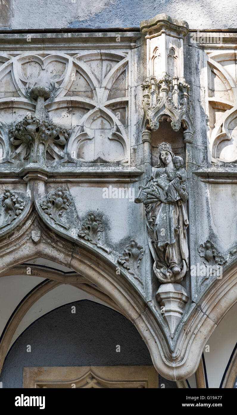 Burg Vajdahunyad in Budapest, Ungarn. Wand-Statue der Jungfrau Maria. Stockfoto