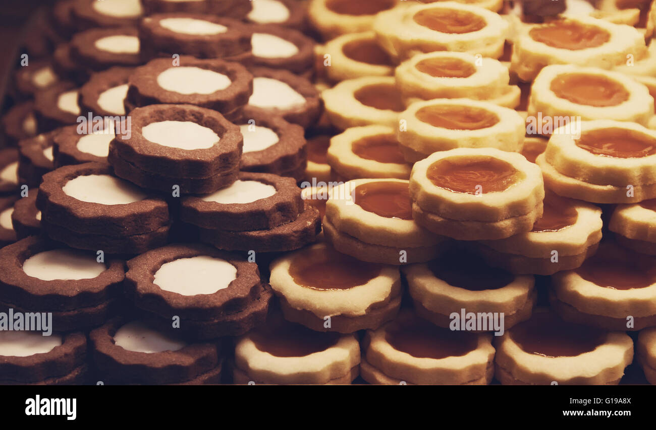 Schokoladen-Cookies und Mandelgebäck, Süßwaren in der italienischen Konditorei Stockfoto