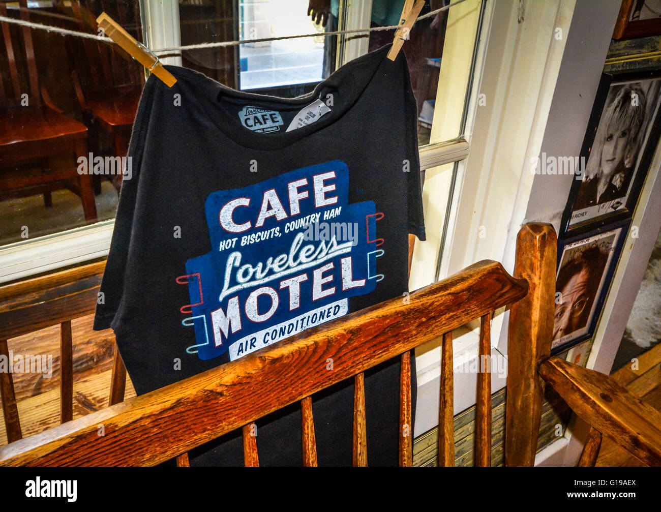 T Shirts im Rezeptionsbereich mit bekannten Country-Stars-Kopf-Aufnahmen an Wand im Loveless Cafe & Motel, Nashville, TN Stockfoto