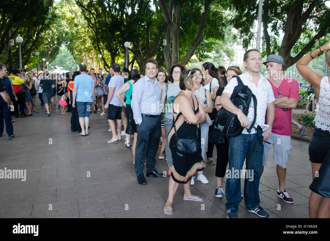 Sydney, Australien 13. Januar 2016: 2016 Sydney Festival fand ein David Bowie-Tribut-Event in Sydneys Hyde Park im Meriton Festival Village. Die Veranstaltung lockte Scharen mit vielen Menschen verkleiden sich als David Bowie aus seinem Album-Cover Aladdin Sane. Stockfoto