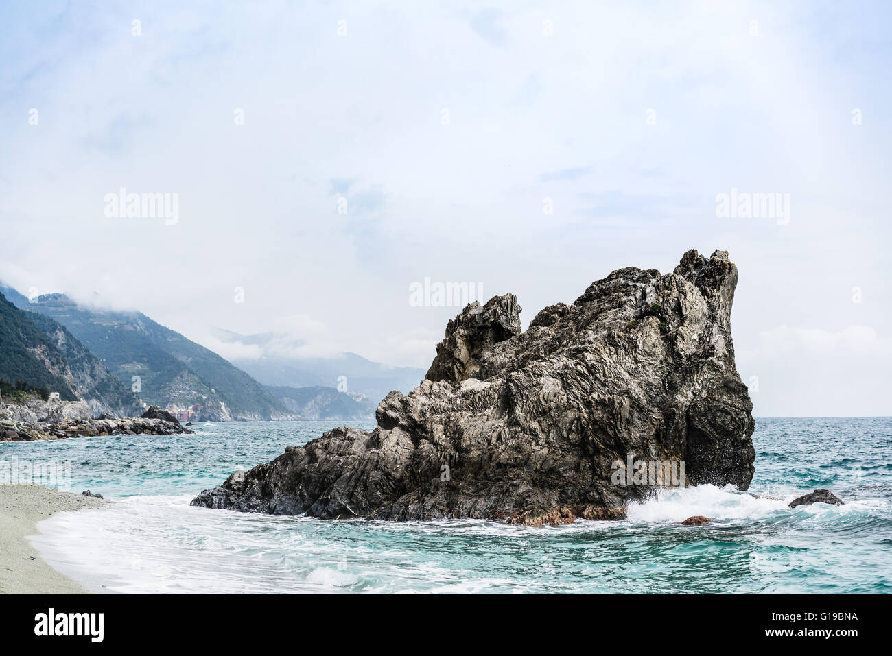 Riesige Felsen am Strand von Monterosso, Cinque Terre, Ligurien, Italien Stockfoto