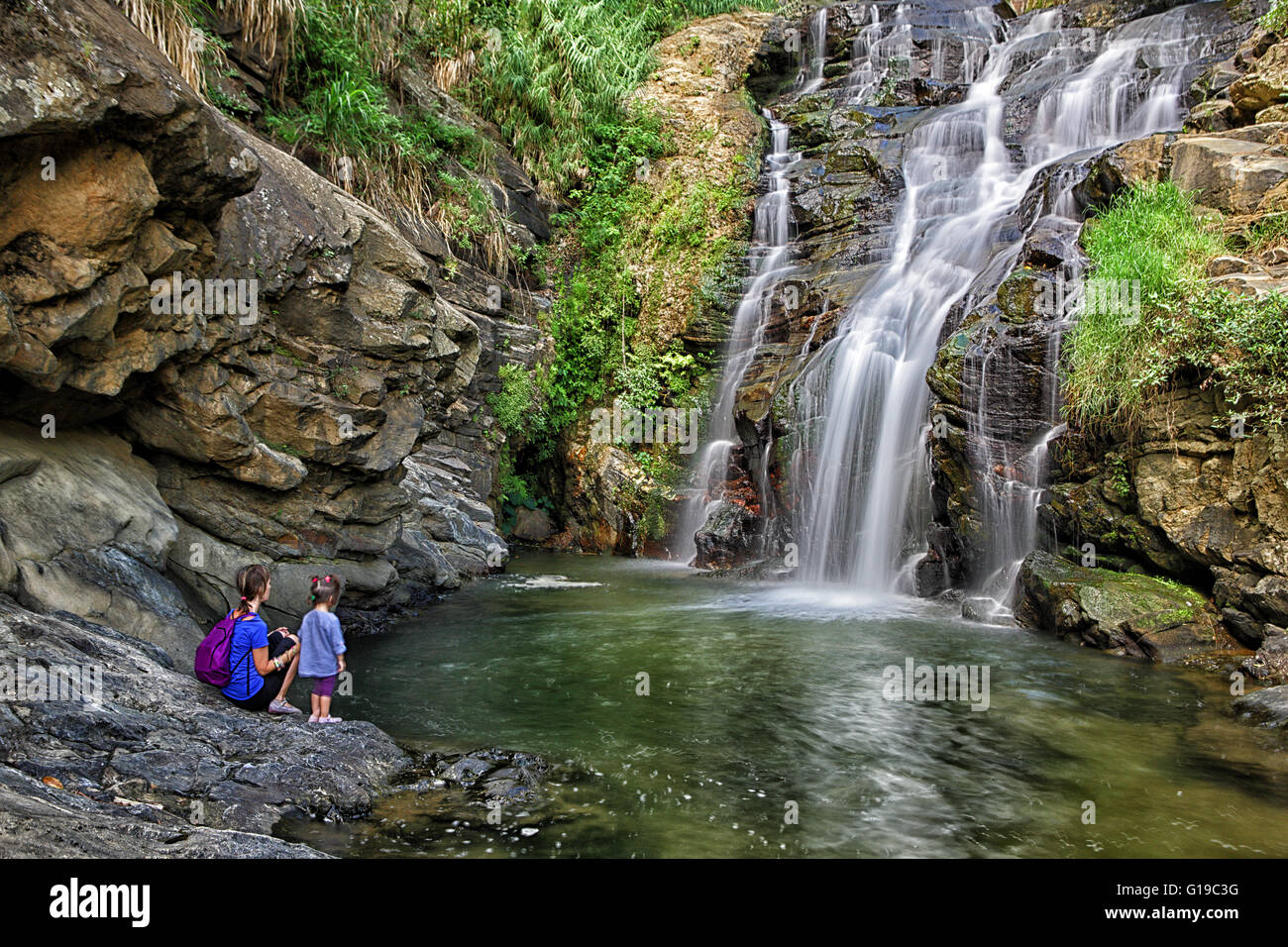 Mutter und Tochter in Sri Lanka, Provinz Uva Ruwana Wasserfall, Ella Stockfoto