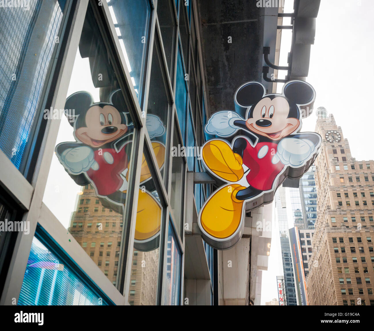 Mickey Maus hängt außerhalb der Disney Store am Times Square in New York auf Dienstag, 10. Mai 2016. The Walt Disney Co. dürfte sein Ergebnis im zweiten Quartal nach der Glocke heute berichten. (© Richard B. Levine) Stockfoto