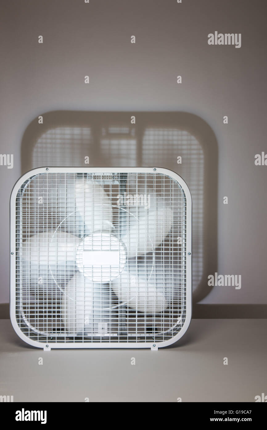Box-Ventilator in Bewegung, drehenden Messer gedreht im Studio mit einem deutlichen Schatten Stockfoto