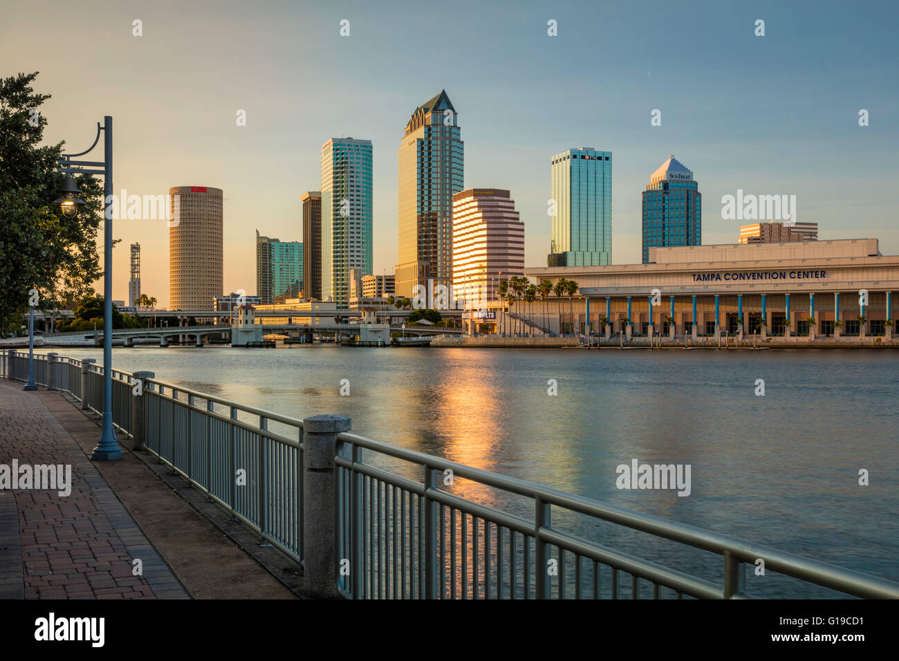 Festlegen von Sonnenlicht auf die Skyline von Tampa, Florida, USA Stockfoto